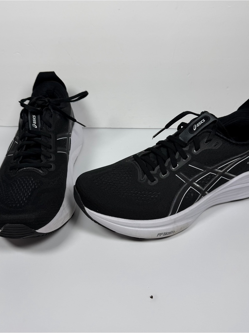 Asics Gel-Kayano 32 Mens Size 10.5 Black White Athletic Running Shoes Sneakers